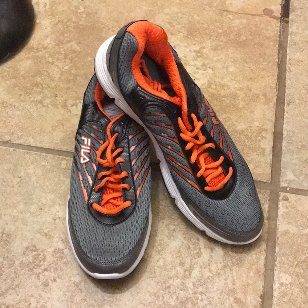 Tennis shoes